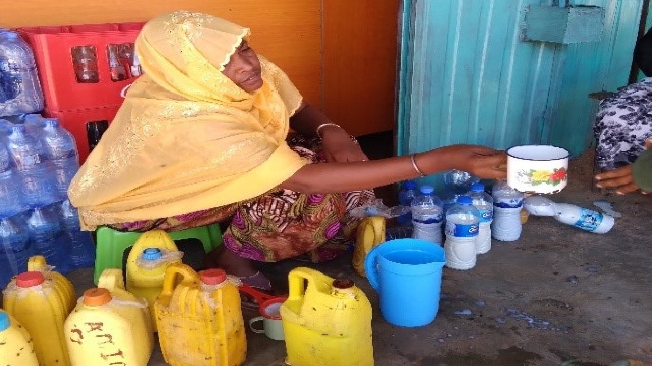 JOA dairy project - Ethiopia - woman selling milk