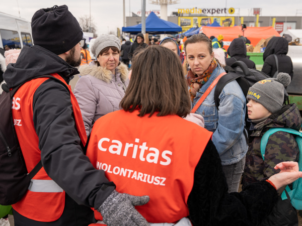 Ukraine - refugees with caritas employees 2022