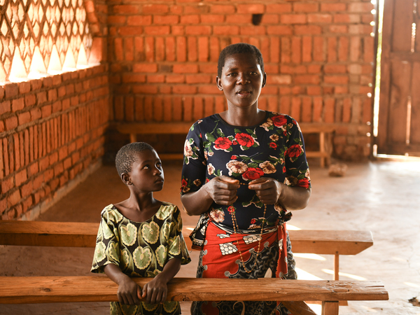 Malawi - prayers in church