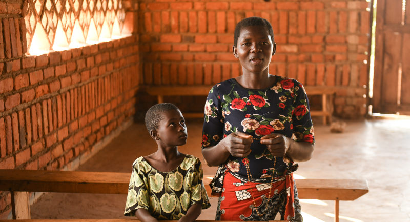 Malawi - prayers in church
